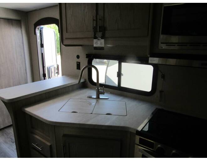 2022 Coachmen Catalina Legacy Edition 243RBS Travel Trailer at H&K Camper Sales STOCK# nu040782 Photo 14
